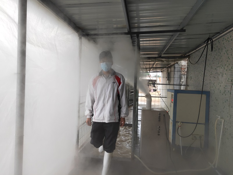 1584930280127161.jpg 5人员进入生产区域前更换水鞋、运用紫外线及臭氧消毒喷雾进行严格消毒.jpg