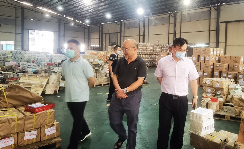 1630891151521078.jpg 教育出版社领导到番禺物流配送中心察看教材到货情况.jpg