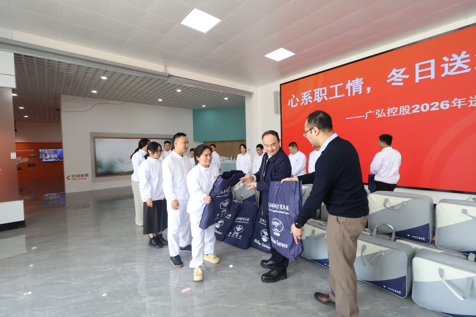 1770965147693458.jpg 3何董在信华食品公司慰问一线员工.JPG