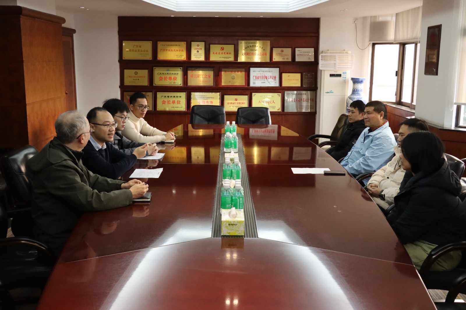1770965210829784.jpg 7高总慰问广弘食品困难职工1.jpg