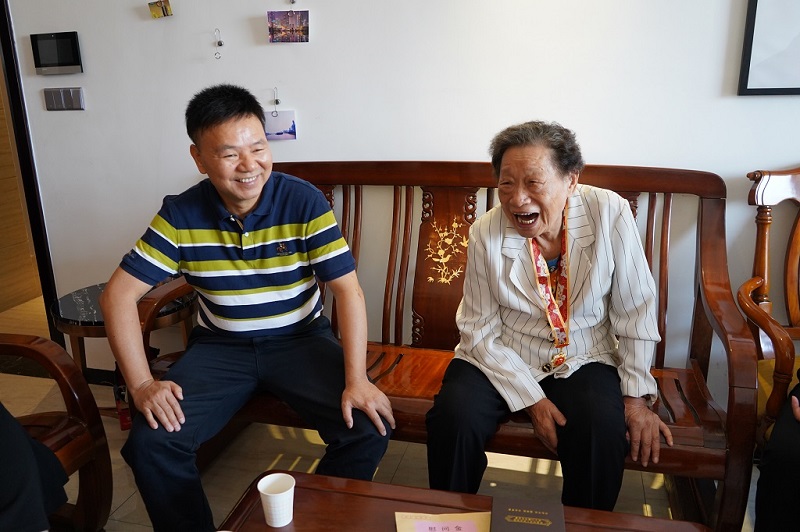 九游j9官网首页进入组织走访慰问属下企业获颁“庆祝中华人民共和国成立70周年”纪念章的老同志